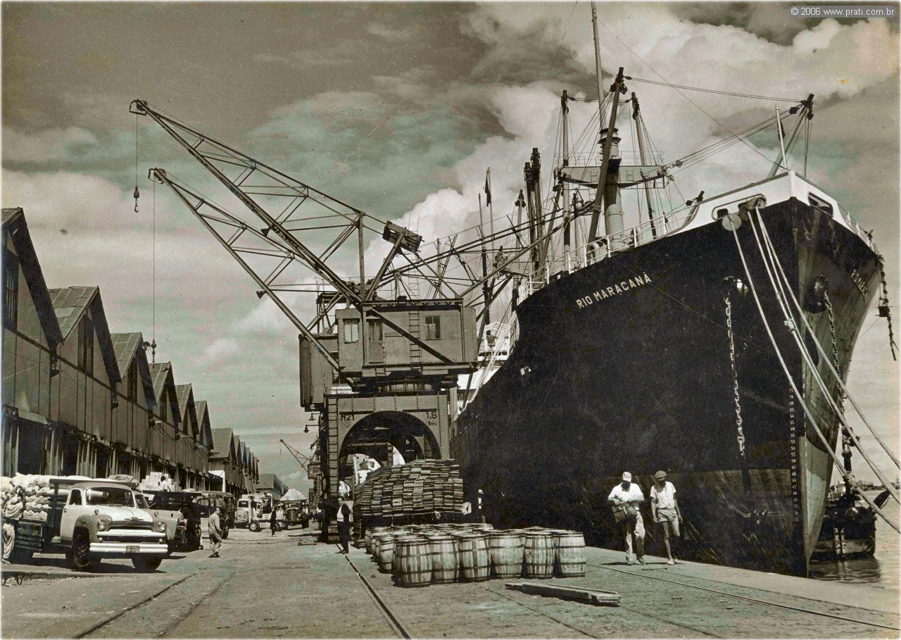 Na imagem da página Fotos Antigas, a movimentação portuária no ano de 1960, quando a capital gaúcha se integrava com o Lago e o Delta - Foto: